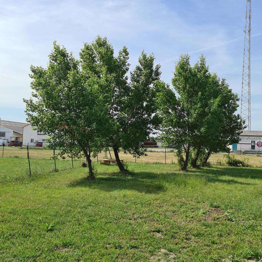 Tiny House Villa Neusiedl an der Zaya Luaran gambar